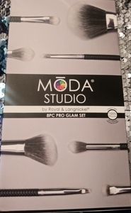 New MODA STUDIO 8 peice pro glam set bnib